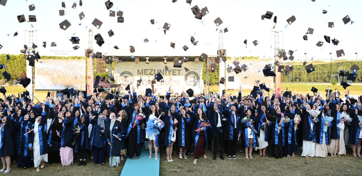 İnsan ve Toplum Bilimleri Fakültesi 2025-2026 Akademik Yılı Mezuniyet Töreni